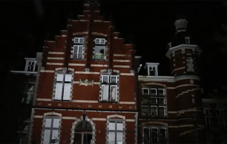 Youtubers bezoeken verlaten kasteel midden in de nacht