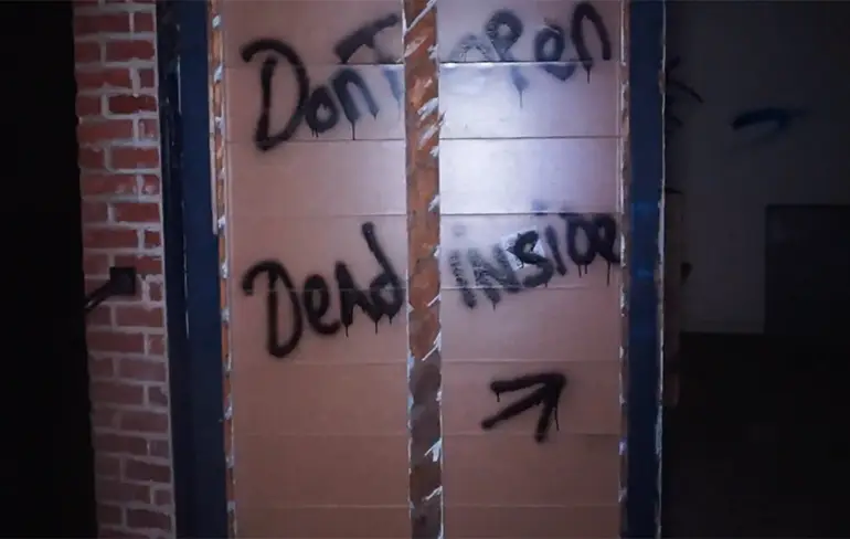 Youtubers bezoeken verlaten kasteel midden in de nacht Deel 2