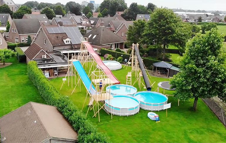 Youtubers bouwen achtertuin om tot waterpark met drie glijbanen