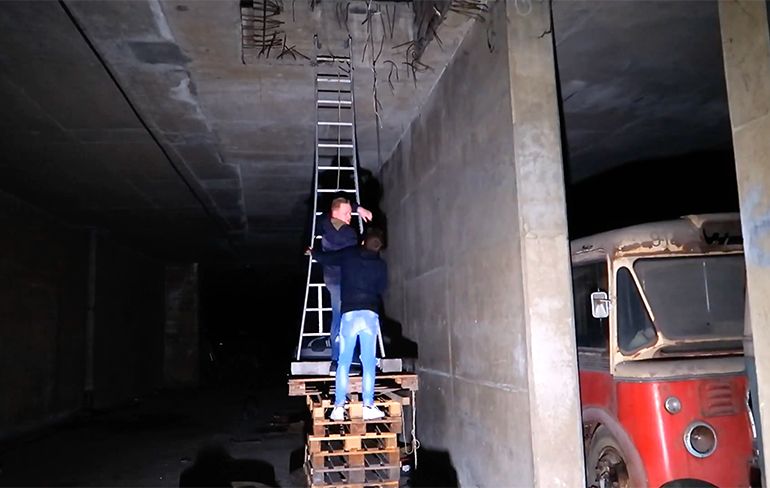 Youtubers doen opnieuw poging om Belgische Ghost Bus tunnel binnen te komen