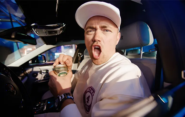 Zanger Hans is een Natnek 4 Life en is daar trots op