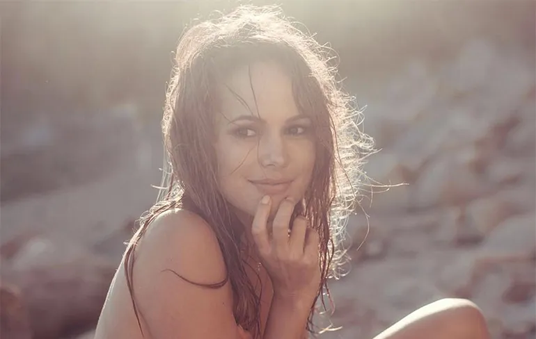 Zangeres Elize volledig uit de kleren in pikante fotoshoot!