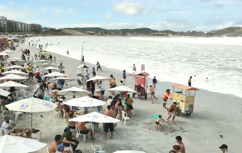 Zee heeft verrassing voor zonnebadende toeristen op strand Rio de Janeiro