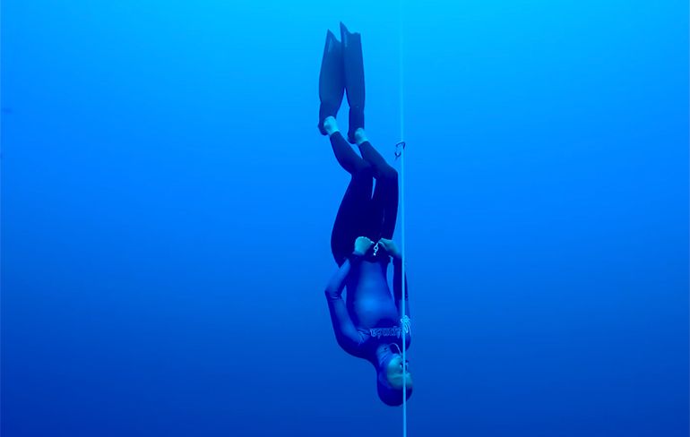 Zeemeermin Nataliia Zharkova duikt naar een diepte van 93 meter