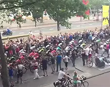 Zeer bijzondere valpartij tijdens Tour de France in Rotterdam
