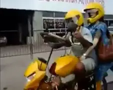 Zeer eenzame man op nep motor met nep vriendinnetje...
