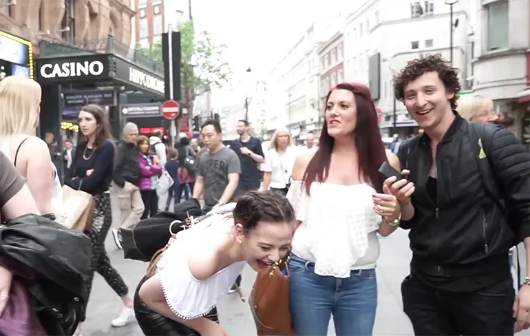 Zeg heel veel keer NES EYE MAP achter elkaar!