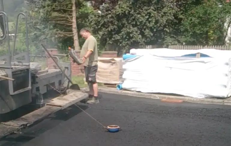 Zeiken over werken in de warmte? Nee hoor, knakworsten opwarmen!