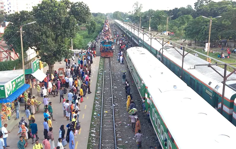 Zelfs op het dak is bijna geen plek op deze trein in Bangladesh