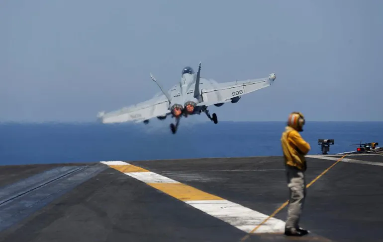 Zeven maanden werken en wonen op een vliegdekschip