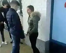 Zielige stoere jongen gaat vechtpartij aan met meisje