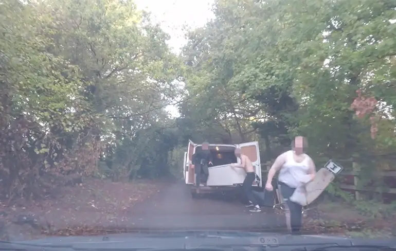Zigeuners betrapt op dumpen grof vuil langs de weg...