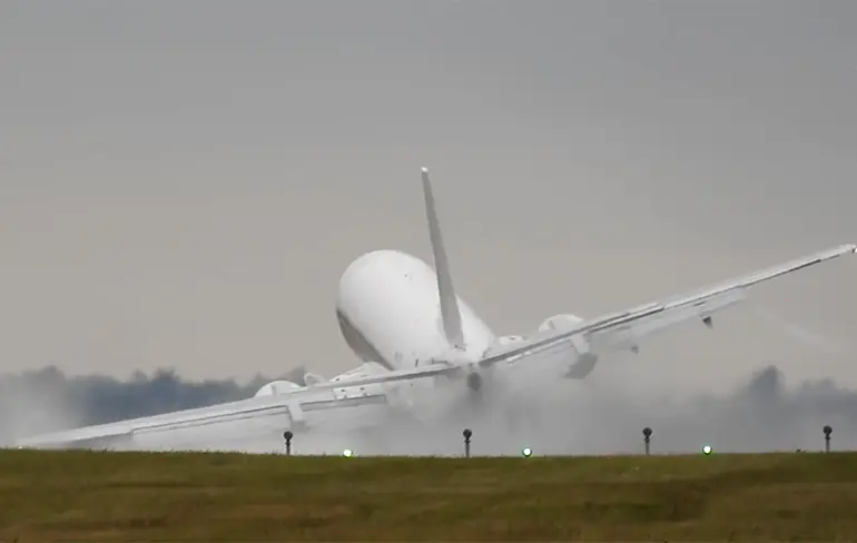 Zijwindlanding op vliegveld van Praag gaat echt bijna fout