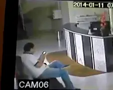 Zit je rustig in lobby hotel te wachten...