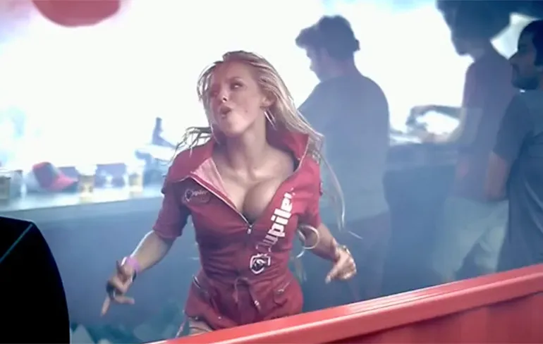 Zo! Wij kunnen echt uren kijken naar dit Jupiler meisje!