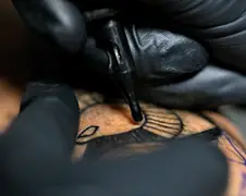 Zo ziet tattoo zetten in slowmotion eruit!