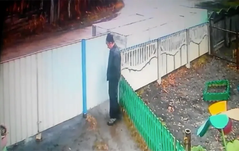 Zo'n tuinhekdeur is best hogere schoolwerk als je dronken bent!