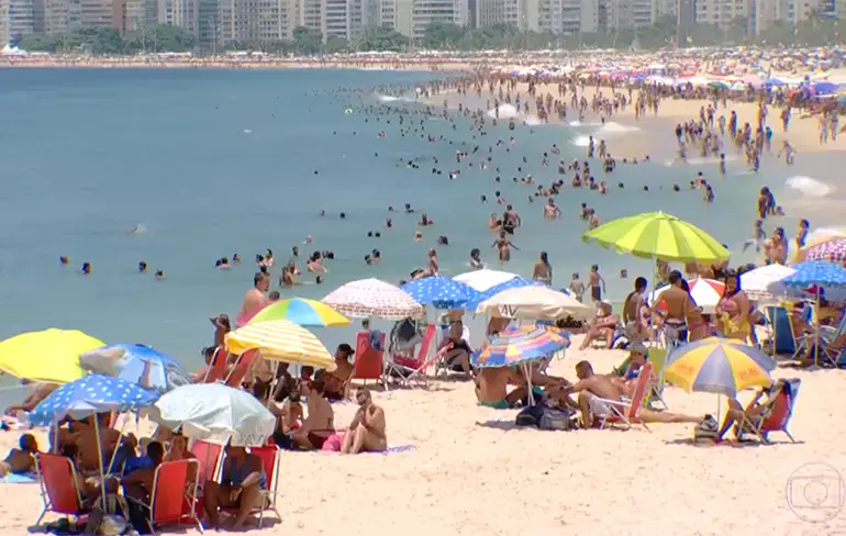 Zonaanbidders op strand van Rio de Janeiro gaan even los op een dief!