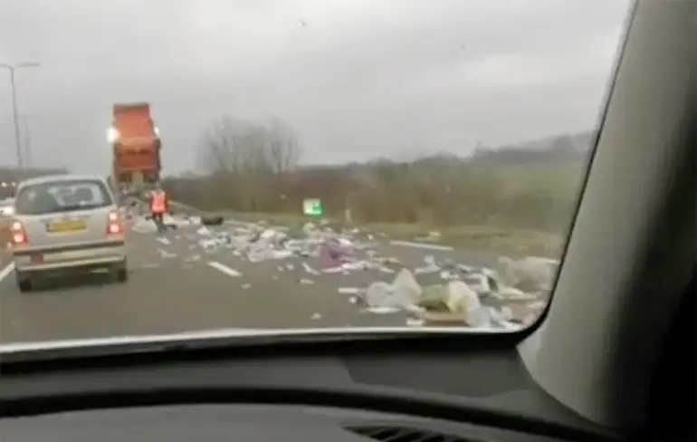 Zooitje op N325 door vuilniswagen die lading heeft verloren