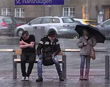 Zou jij een man helpen die het koud heeft?