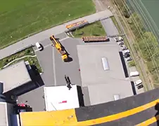 Zou jij zonder parachute van flat van 25 verdiepingen springen?