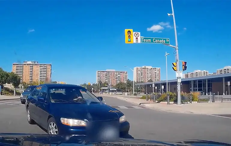 Zucht: Vrouw veroorzaakt ongeluk, krijgt gelijk, maar dashcam bewijst anders!