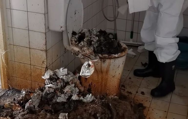 Zwaarste klus ooit: Schoonmaker vindt 150 kilo poep in badkamer Amstelveen