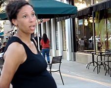 Zwangere vrouw geeft wel heel apart antwoord tijdens interview