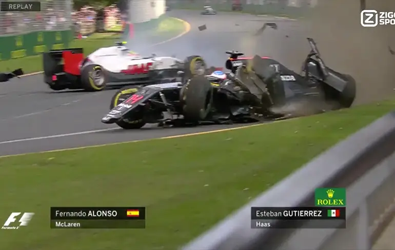 Zware crash Fernando Alonso tijdens Grand Prix in Australië
