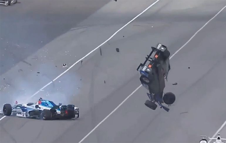 Zware crash van Scott Dixon tijdens Indy 500