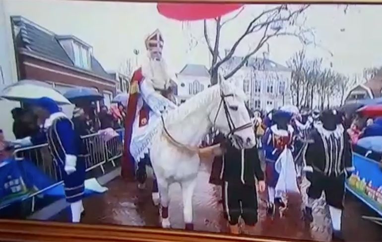Zwarte Piet omver gebeukt door het paard van Sinterklaas