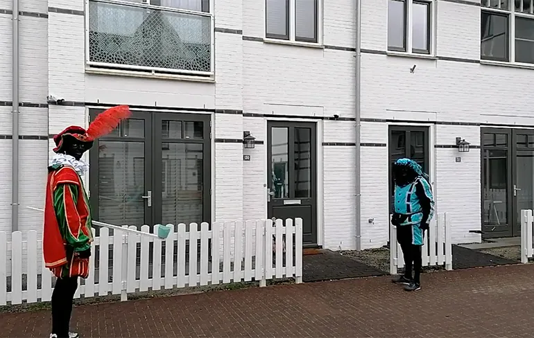 Zwarte Pieten vallen rapper Akwasi lastig bij zijn huis