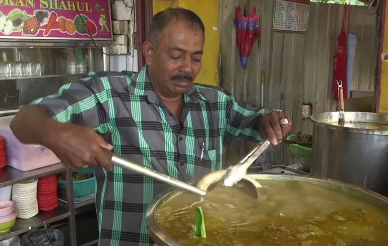 Penis soepje slurpen met Travor James