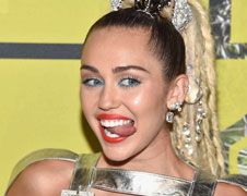 Miley Cyrus doet pakjes laten zien tijdens de Video Music Awards