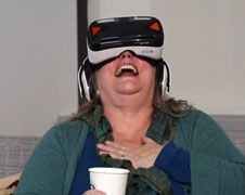 Oudjes testen met Virtual Reality porno