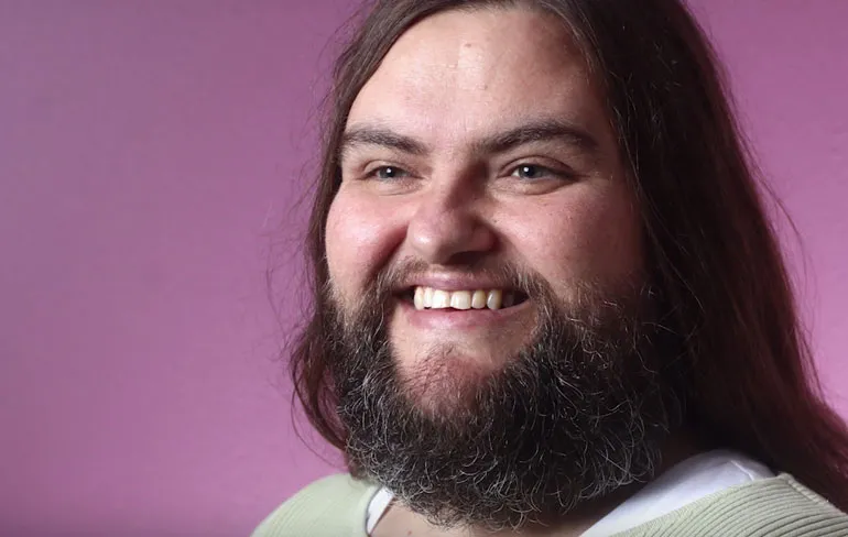 Rose Geil voelt zich sexy met baard