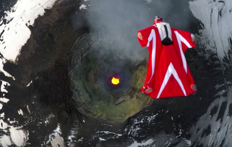 Wingsuit-en over een actieve vulkaan met Roberta Mancino