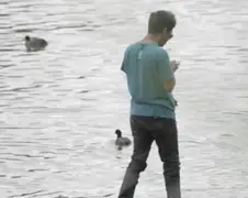Rahat loopt over water