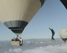 Koorddansen tussen twee heteluchtballonnen