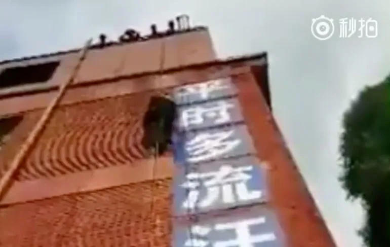 Arrestatieteam lid gaat niet helemaal lekker tijdens training