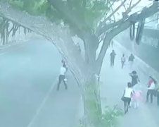 Muur in Lanzhou valt op voetgangers