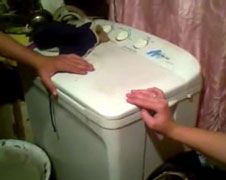 Kat mishandelen met een wasmachine