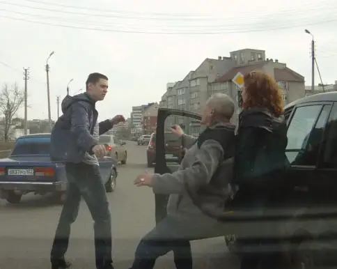 Hele blauwe Rus van weg gehaald door Rus