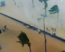 Waterhoos laat strandgangers rennen in Recife