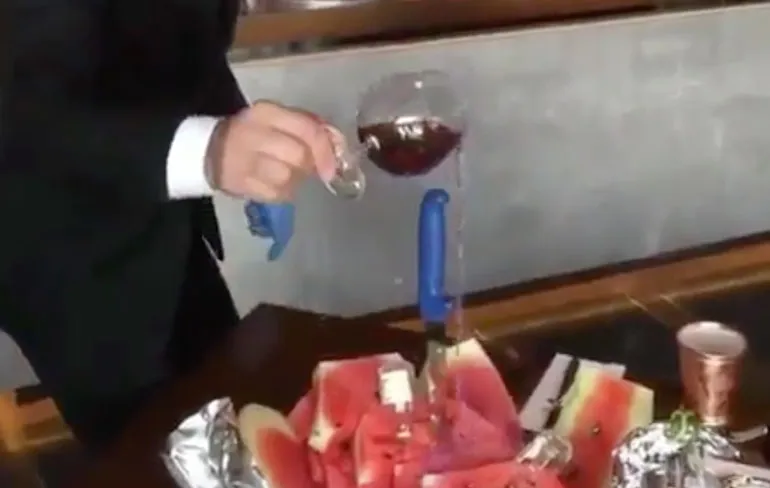 Snor serveert watermeloen als een baas