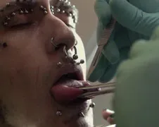 Wayne liet even zijn tong splitsen