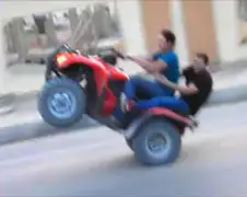 Wheelie maken met quad ging bijna helemaal goed