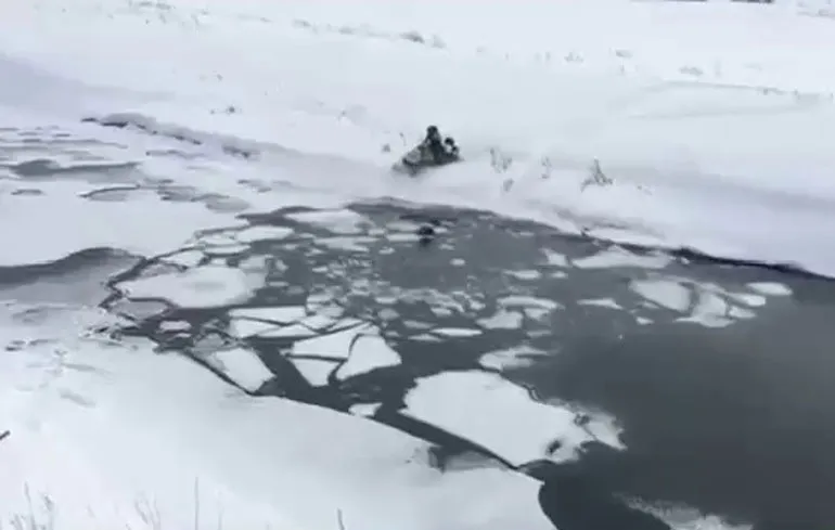 Niet met een sneeuwscooter het water op