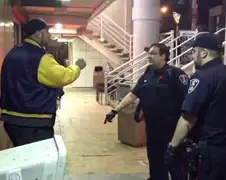 Boom van een gozer verliest van taser
