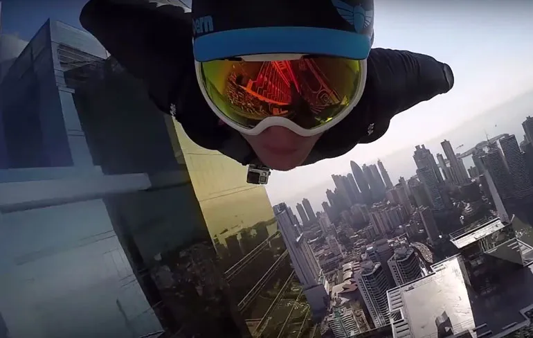 Even langs een skyline vliegen met je wingsuit
